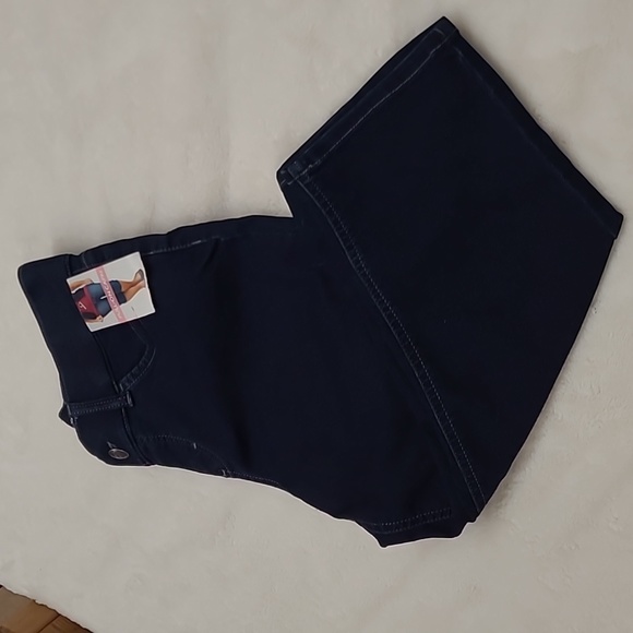 WAS $45. LEE RIDER Midrise Capri - Picture 3 of 13